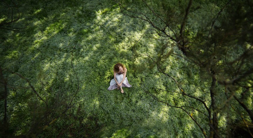Girl in garden shooted from above Cómo Descubrí la Co-Propiedad y Dejé de Postergar Mi Primera Inversión